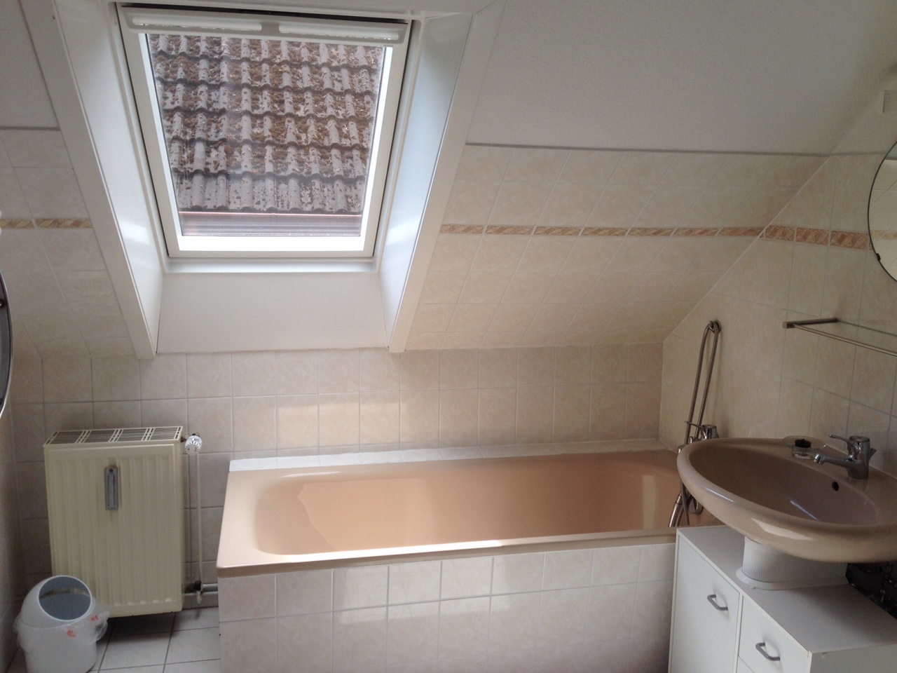 Tageslichtbad mit Wanne